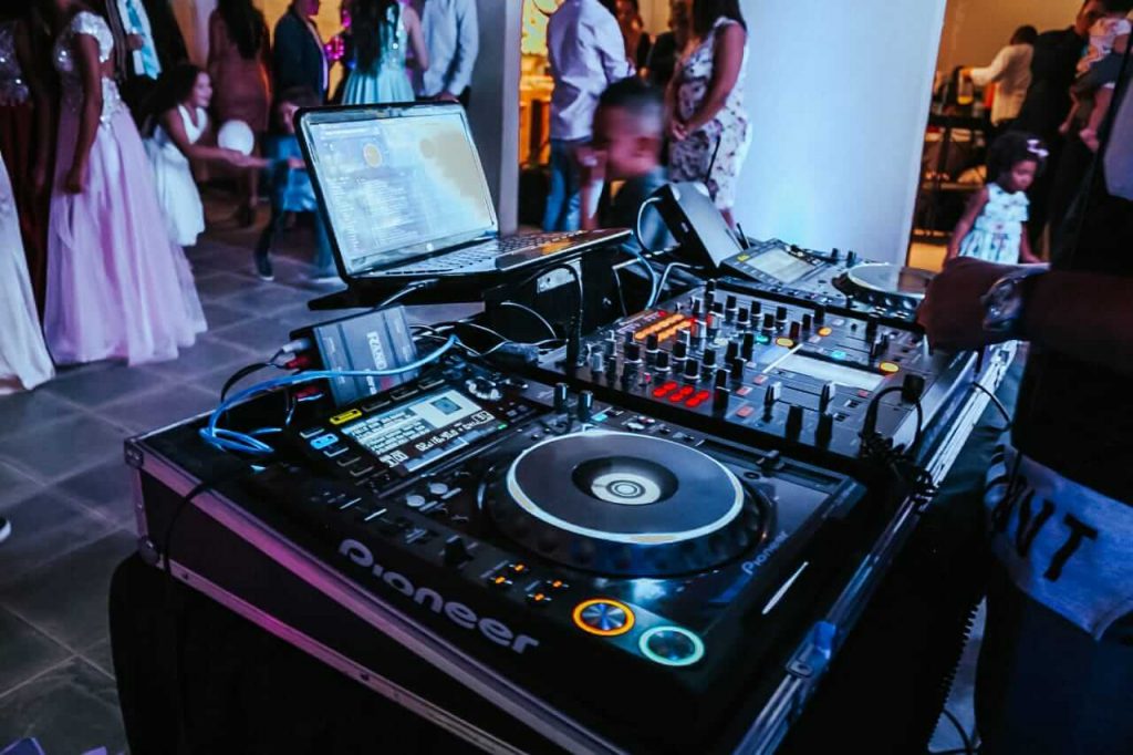 contratar o DJ para Festa de Casamento
